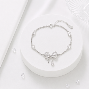 Lắc tay bạc nữ Tyche Camellia thiết kế hình nơ đính đá sang trọng, tinh tế.