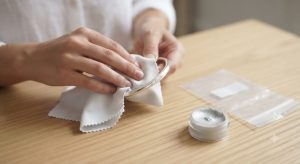 Hướng dẫn vệ sinh và bảo quản vòng tay bạc 925 đúng cách tại nhà.