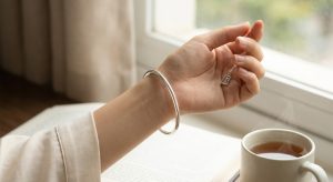 Gợi ý mẫu vòng bạc trơn tối giản cho câu hỏi con gái nên đeo vòng bạc tay nào trong cuộc sống hàng ngày.