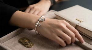 Hình ảnh vòng bạc charm đeo tay giúp giải đáp thắc mắc con gái nên đeo vòng bạc tay nào để tăng nét nữ tính.