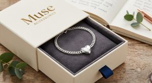 Chiếc vòng tay bạc hình trái tim tinh xảo từ Muse Accessories, được bảo hành theo Chính sách đổi trả của Muse Accessories.