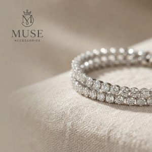 Cận cảnh lắc tay bạc nữ đính đá lấp lánh, thiết kế tinh xảo trên nền vải nhung be sang trọng, thương hiệu Muse Accessories.