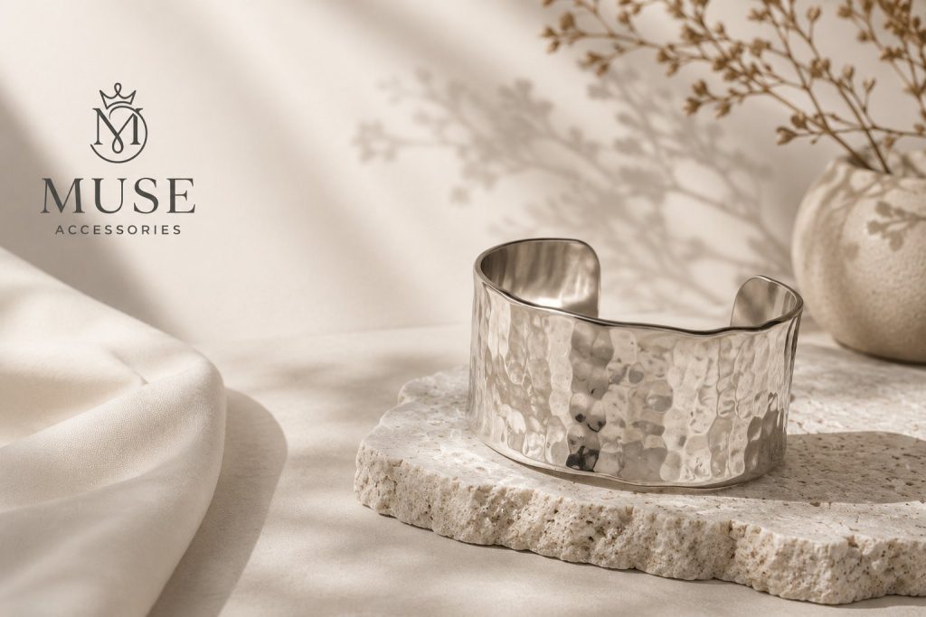 Mẫu lắc tay nữ bản lớn thiết kế tối giản tinh tế từ thương hiệu Muse Accessories đặt trên bệ đá trang trí.