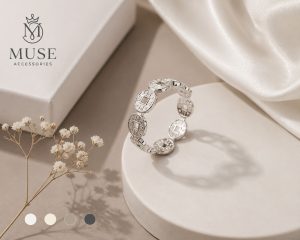 Nhẫn kim tiền bạc thiết kế tối giản hiện đại từ Muse Accessories giúp phái đẹp thể hiện gu thẩm mỹ và cá tính riêng.