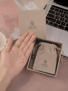 Hộp và túi nhung đựng vòng cổ sợi mảnh bạc S925 Muse Accessories làm quà tặng