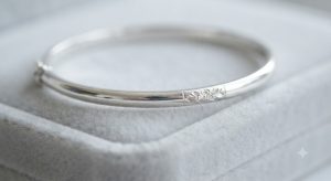 Vòng tay bạc 925 dạng kiềng trơn sáng bóng, tinh tế cho nữ.